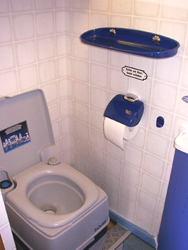 Toilette mit Wassertank und Elektrospülung